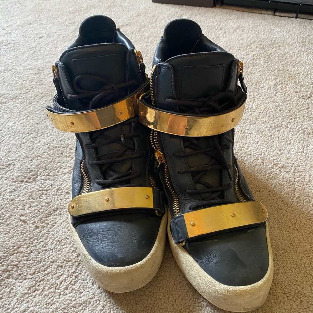 [Giuseppe Zanotti] Black Gold Buckle High Top